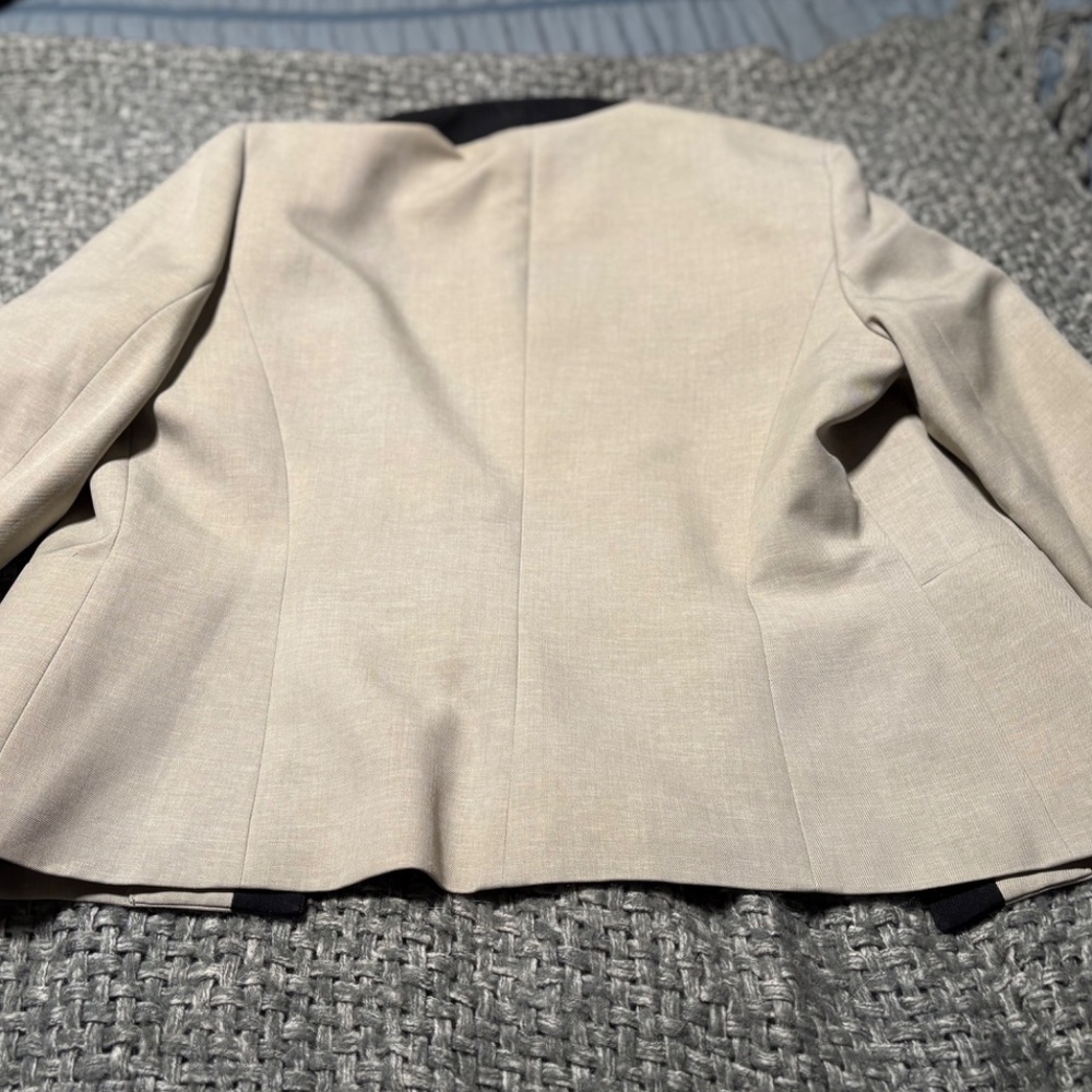 Evan Picone Cream Blazer with Black Trim - Picture 4 of 5